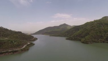 uzun göl ve dağlar, mavi gökyüzü