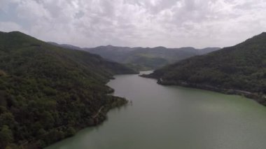 Hava bulutlu ve dağlar