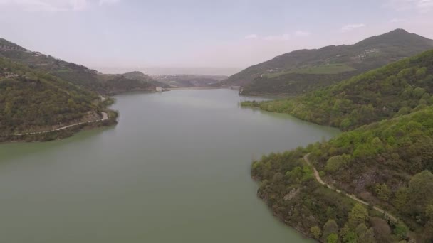 Aerial lakescape and mountains — Stok video