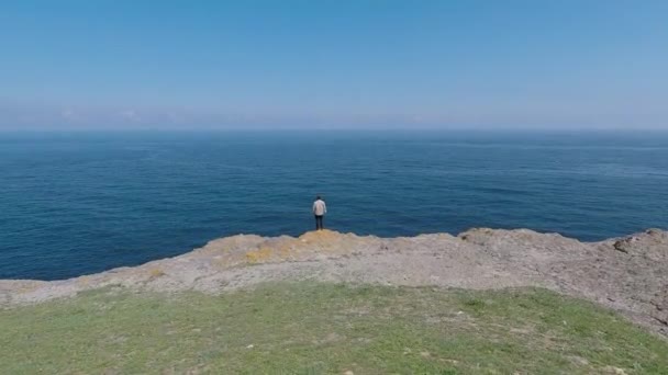 Aerial alone man and sea — Αρχείο Βίντεο