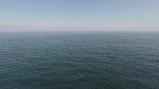 Antena samotny człowiek w pobliżu morza — Wideo stockowe