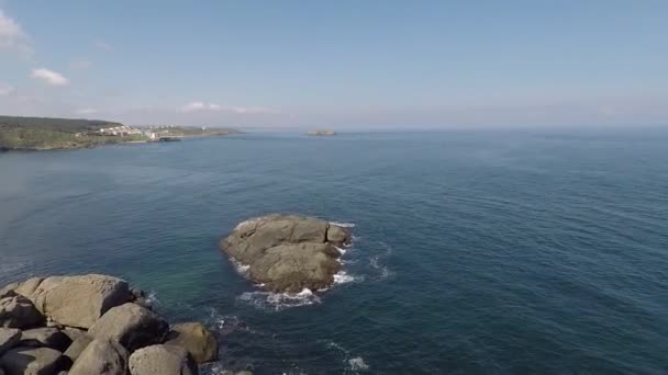 Воздушное спокойное море и скала — стоковое видео