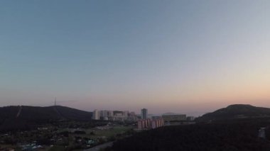 Hava şehri ve orman.