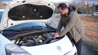 Araba motor kaputu kapanıyor