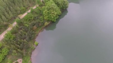  Göl ve patika, havadan göl ve orman yolu.