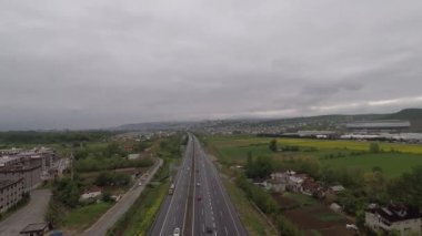  otoyol, hava yolu ve bulutlu gökyüzü