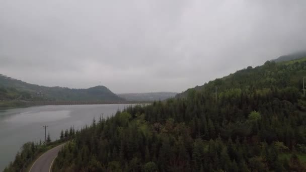 Wasserscheide Und Staudamm Aus Der Luft — Stockvideo