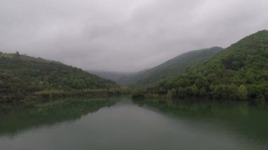 Sisli göl vadisi, hava sisli göl vadisi ve yeşil orman