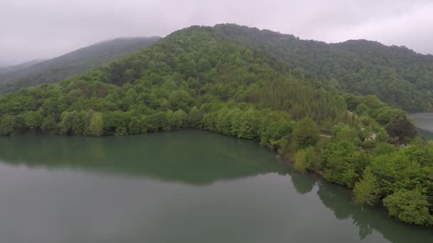 Górskie Jezioro Górskie Jezioro Kolorowe Drzewa — Wideo stockowe