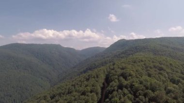 yeşil orman dağları, gökyüzü yeşil orman dağları ve mavi gökyüzündeki bulutlar