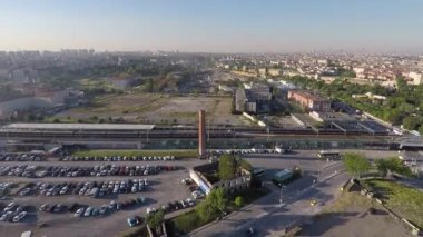  Tren istasyonu, havadan çekim yapan tren istasyonu ve şehir dışında tren.