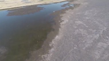  Kirli su birikintisi, havadan çekilen kirli su birikintisi deforme olmuş asfaltta