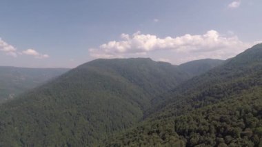 Bulutlar ve dağ, gökyüzü beyaz bulutlar ve yeşil dağlar