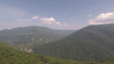 dağların manzarası, gökyüzü mavi.