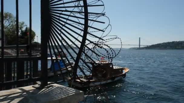 从博斯普鲁斯海峡看到的铁丝网 桥和铁丝网 — 图库视频影像