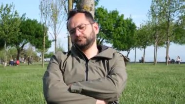 Adam uyuyor, adam uyuyor yeşil çayırlarda bir ağaca yaslanıyor, park ediyor.