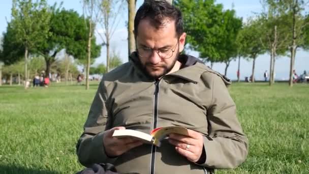 Lesen Eines Buches Mann Liest Ein Buch Park — Stockvideo