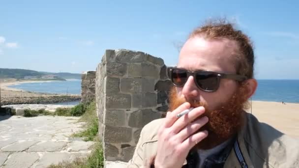 Hombre Fumando Gafas Hombre Fumando Por Playa — Vídeos de Stock