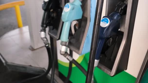 Benzin Pompası Benzin Pompası Silahı Alan Adam — Stok video