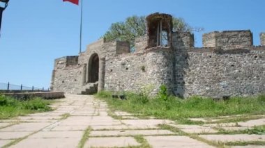 Ortaçağ kalesi, yıkılmış eski ortaçağ kalesi.