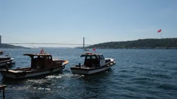 在伊斯坦布尔的渔船 博斯普鲁斯海峡 — 图库视频影像