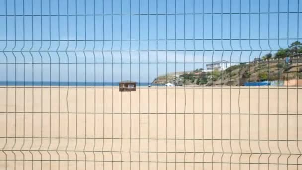 护栏和海滩 护栏在海滩沙滩前 — 图库视频影像