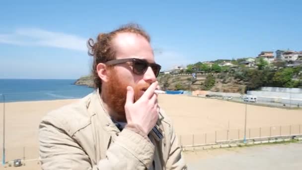 Fumar Hombre Fumador Playa Verano — Vídeo de stock
