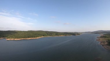 Mavi göl, gökyüzü mavisi göl ve yeşil orman kıyısı