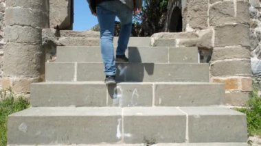 Merdivenleri çıkmak, merdivenleri yavaş çekimde tırmanmak.