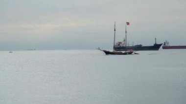 Klasik tekne, sakin denizde yüzen eski tekne.