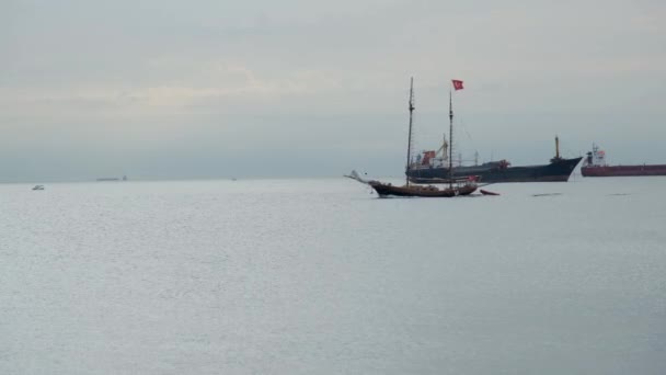 Barco Época Barco Época Flotando Mar Tranquilo — Vídeo de stock