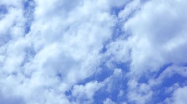 Bulutlar, beyaz benekli bulutlar zaman geçiyor, mavi gökyüzü