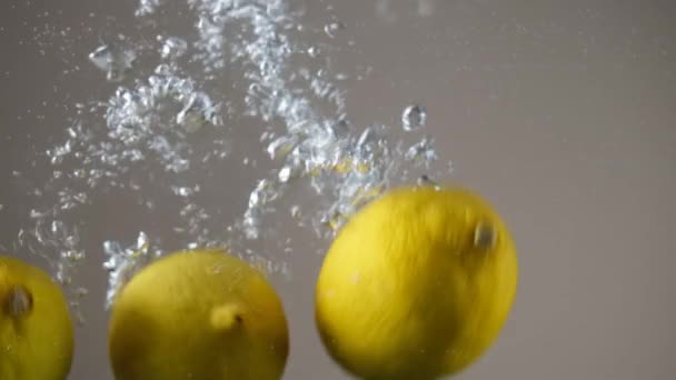 Λεμόνια Λεμόνια Στο Νερό Καλοκαιρινά Φρούτα — Αρχείο Βίντεο