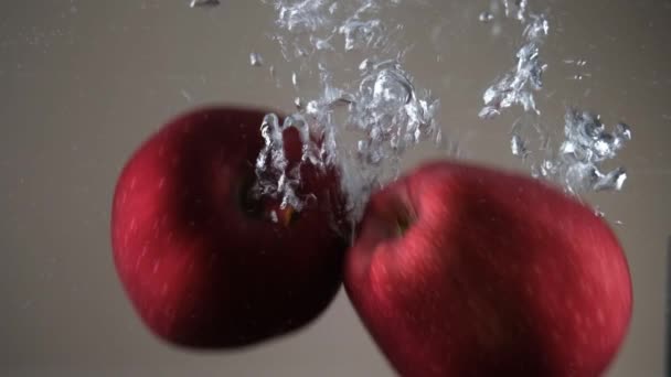 红色苹果 水中红色苹果 有水泡 — 图库视频影像