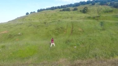 Yalnız adam, havadan yalnız adam yeşil alanlarda yürüyor.