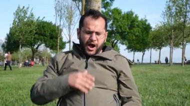 Esneyen adam, yeşil çayırlarda esneyen adam.