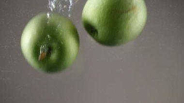 Elmalar, sudaki yeşil elmalar, mevsimlik meyveler