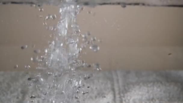 Hälla Vatten Vattenbubblor Medan Hälla Vatten — Stockvideo