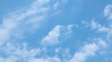 Bulutlar, kısmen bulutlar ve mavi gökyüzü, zaman kavramı