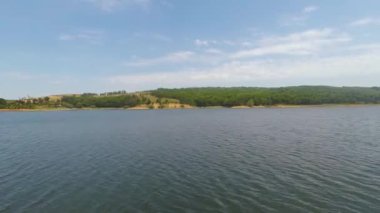 Göl ve orman, havadan göl ve orman, mavi gökyüzü