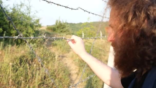 Réfugié Réfugié Homme Regarde Impuissant Travers Fil Barbelé Frontière — Video