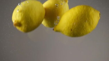 Limonlar suda, limonlar suda mevsimlik meyveler, yaz