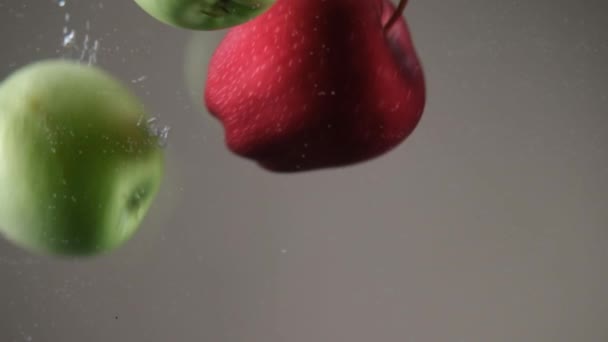 Äpplen Röda Och Gröna Äpplen Vatten Säsongsfrukter — Stockvideo