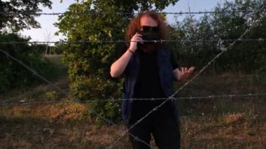 Mülteci adam, mülteci adam telefonda kızgın tartışıyorlar.