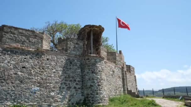 歴史的城壁歴史的中世の城壁トルコの旗 — ストック動画