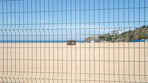 海滩上的小木屋 沙滩上铁丝网后面的小红屋 — 图库视频影像