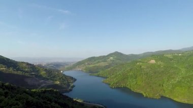 Mavi göl, mavi göl ve yeşil orman dağı.