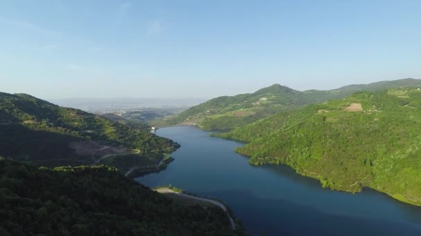 Lago Barragem Lago Barragem Aérea Céu Azul Com Montanhas Verdes — Vídeo de Stock