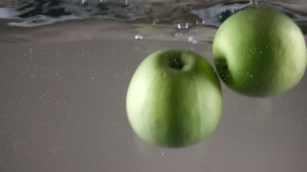 Mele Mele Verdi Fresche Acqua Frutta — Video Stock