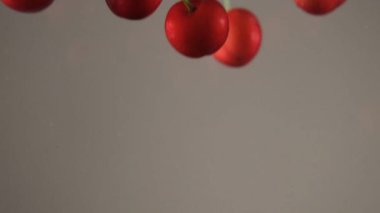 Kirazlar, taze kirazlar suda, meyveler